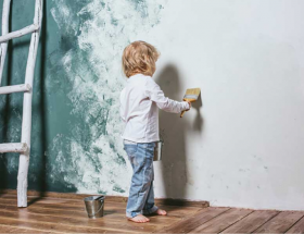 niño pintando pared