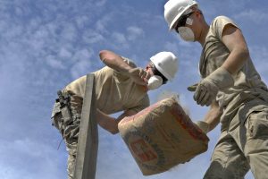 trabajadores sosteniendo aditivo impermeabilizante