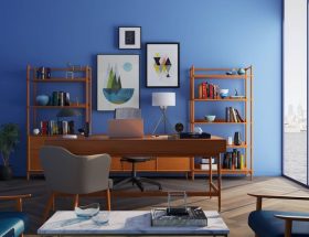 oficina en casa con fondo azul
