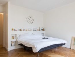 dormitorio blanco crema con cama de colchón inflable