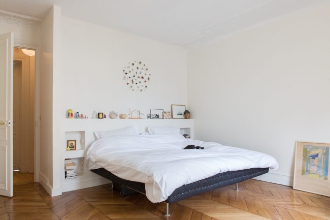 dormitorio blanco crema con cama de colchón inflable