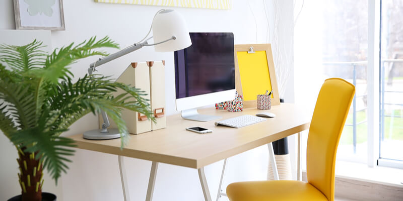 oficina en casa con detalles amarillos