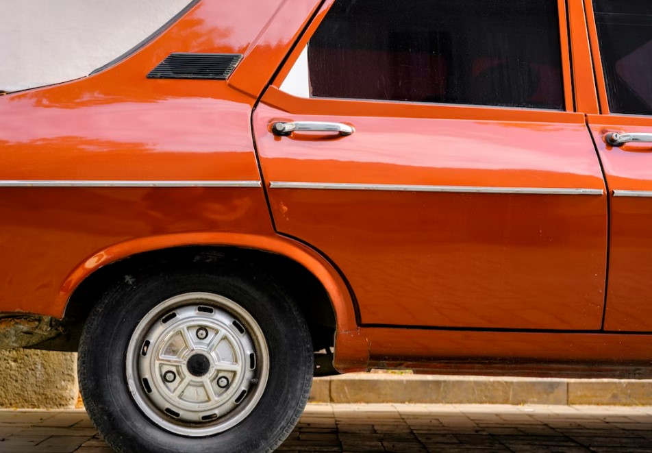 auto naranja pintado